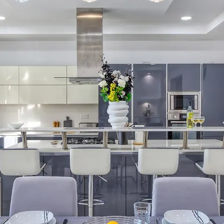 Апартаменты Silhouette By Solea Homes - Contemporary Living