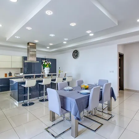 Апартаменты Silhouette By Solea Homes - Contemporary Living Марсаскала